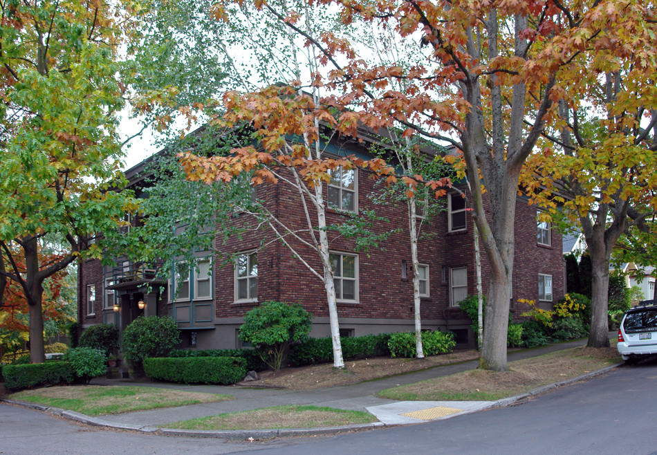 Exterior Maywood Apartments